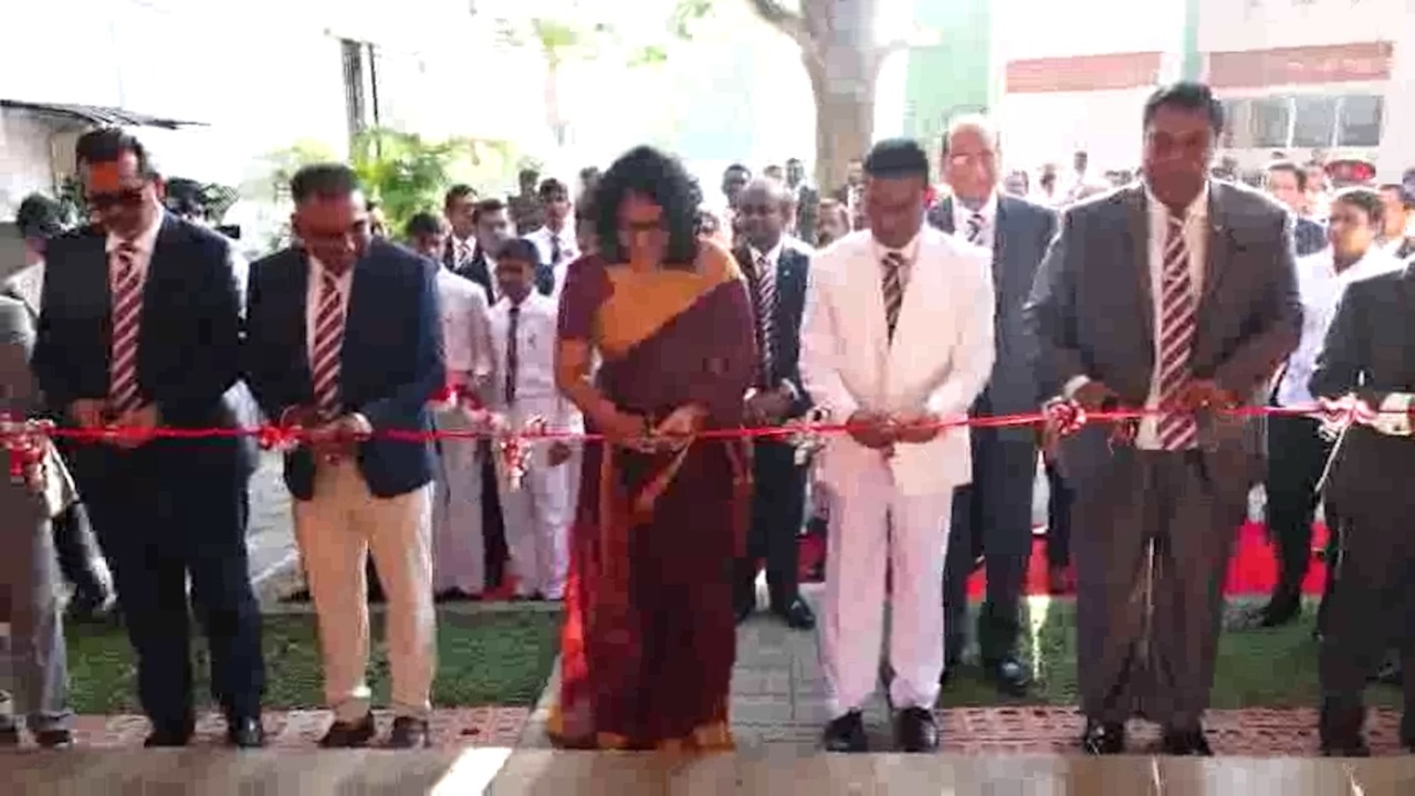 උණුසුම් පිළිගැනීමක් මැද අගමැති නාලන්දා විද්‍යාලයට