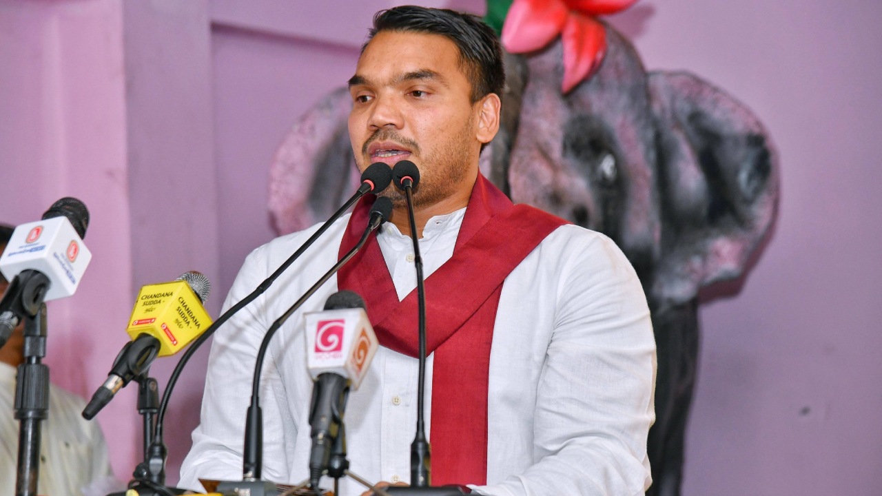 ආණ්ඩුව ඇවිල්ලා අවුරුදු එකහමාරකට වැඩියි තාම කරන්නෙ පහුගිය ආණ්ඩුවලට ඇඟිල්ල දික් කරන එක.-නාමල් රාජපක්ෂ