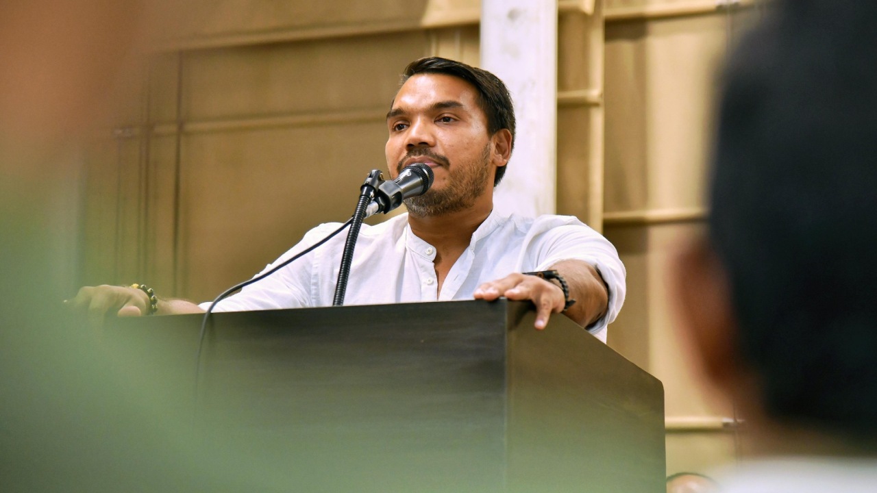 නාමල් රාජපක්ෂගෙන් ලාල්කාන්තට ටොක්කක්