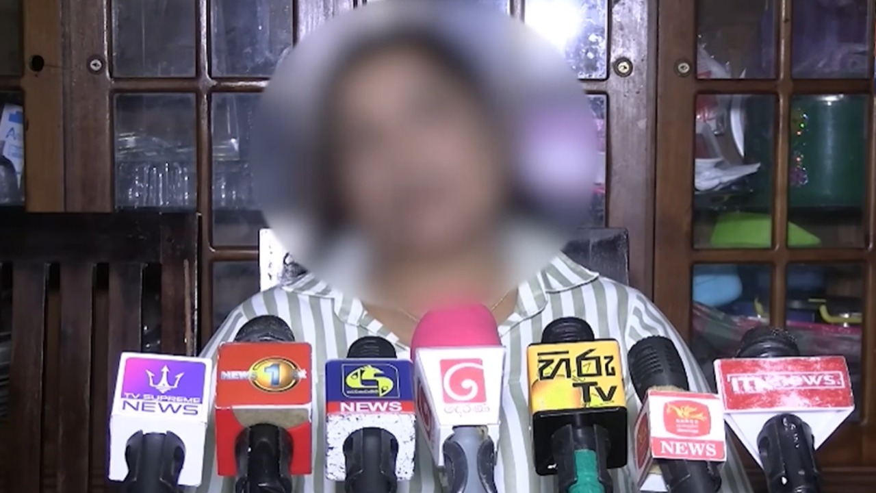 “මගේ නළල ඉඹලා මාව රූම් එකට අරන් ගියා” – ඉපලෝගම OIC, නිල නිවසට කාන්තාවක් එක්කන් ගිහින් කරපු කැත වැඩේ එළියට.. (VIDEO)