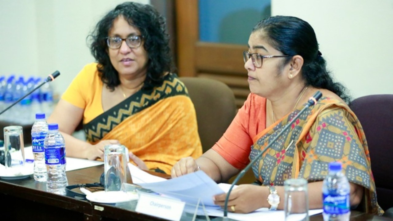 “6 ශ්‍රේණිය මොඩියුල් ප්‍රශ්නයට පියවර ගෙන තියෙද්දීත් අගමැතිනියට අපහාස කරන්නේ පටු දේශපාලන අරමුණු වෙනුවෙන්” – ඇමතිනී සරෝජා කියයි