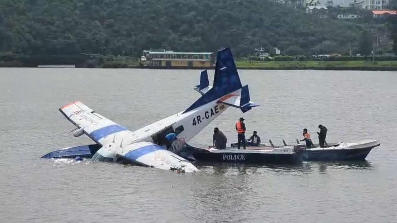 ලෑන්ඩ් කරන්න ගිය එක හරි ගියේ නෑ! ග්‍රෙගරි වැවේ ගුවන් අනතුරේ ඇසින් දුටු සාක්ෂිය! (VIDEO)