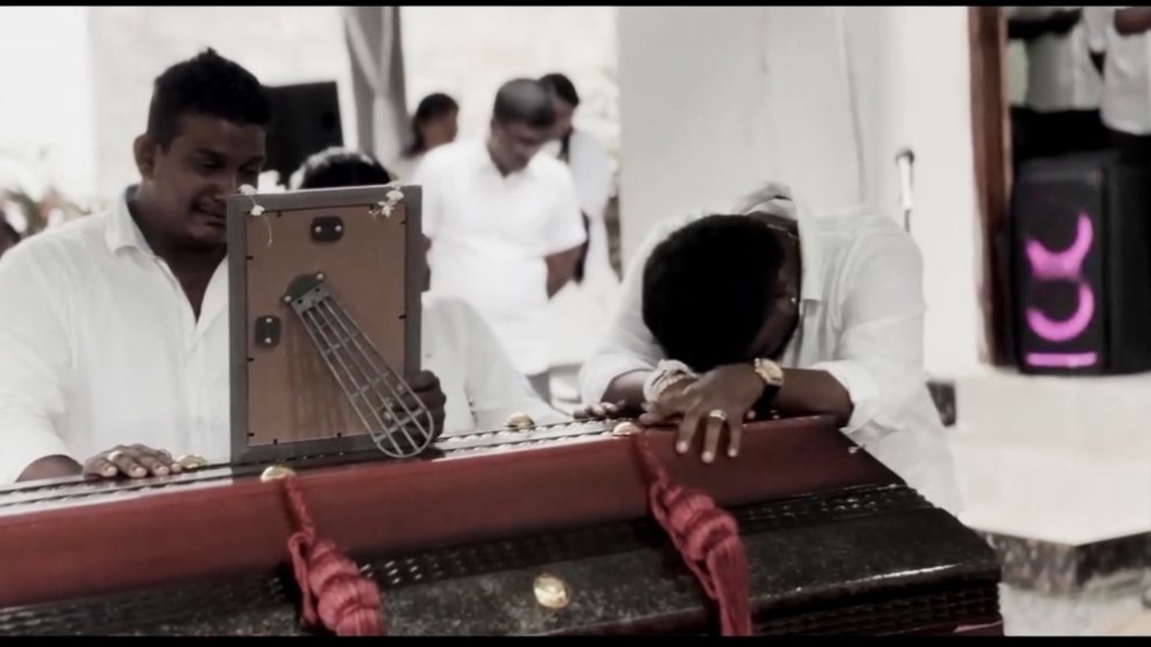 “පුතාගේ හඬ ඇහෙන මානේ ඉන්න තාත්තේ..” සංවේගයට පත් ඔහු පියා වෙනුවෙන් කළ දේ මොකක්ද කියලා දන්නවාද..?