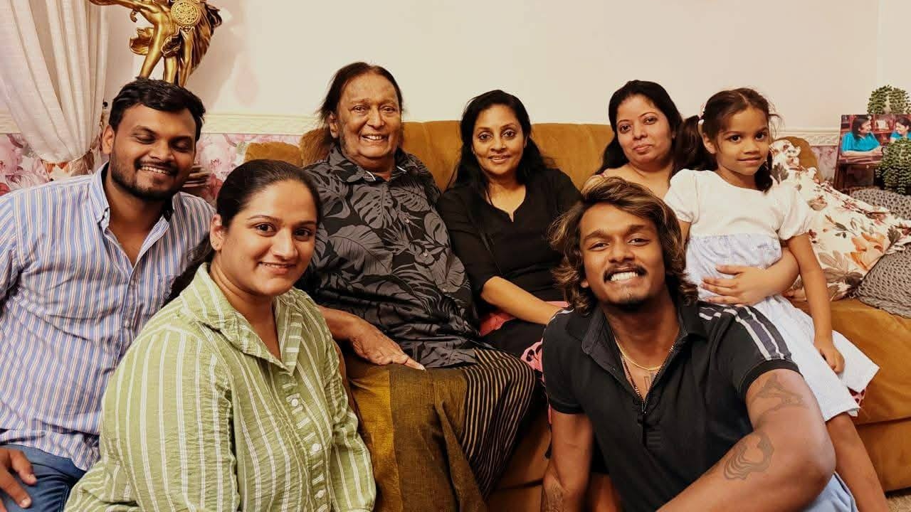 “හෂිනි අක්කේ ඔයාට ගොඩක් පින් සීයාව බලාගන්න කරන කැපවීමට සහ මහන්සියට ” – ප්‍රවීණ සංගීතවේදී වික්ටර් රත්නායකයන්ගෙ මිණිපිරිය