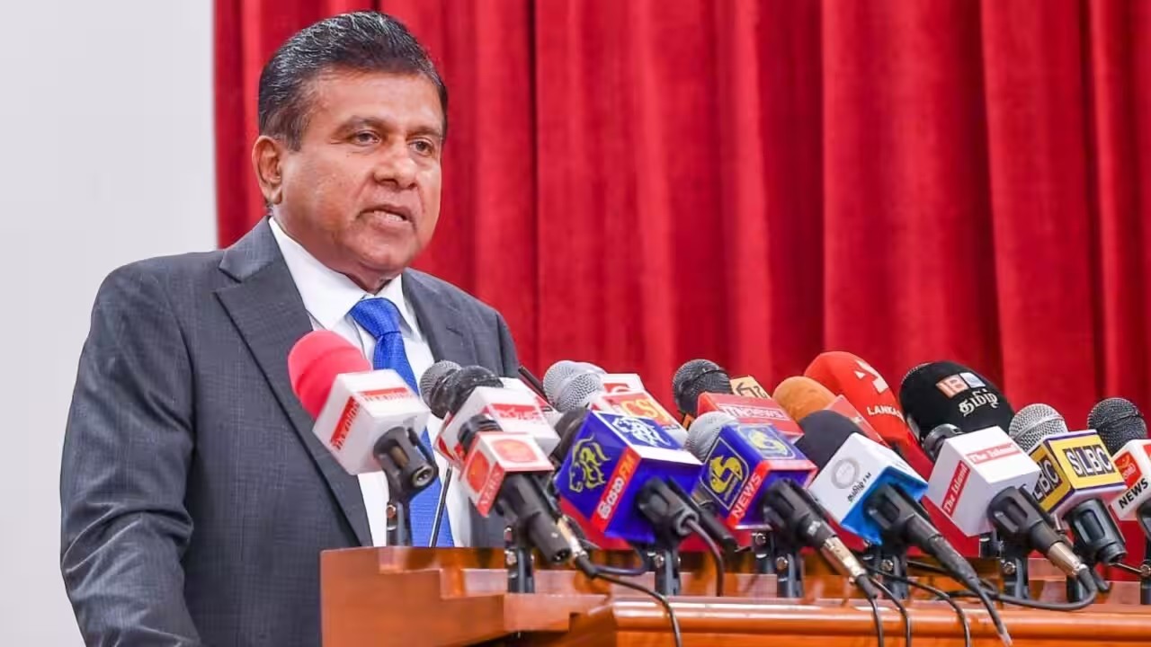 විජේවීරයි ප්‍රභාකරනුයි ඉපදුනේ නැත්නම් ලංකාව අද සිංගප්පූරුවට වැඩිය දියුණු රටක්..! – විජේදාස රාජපක්ෂ