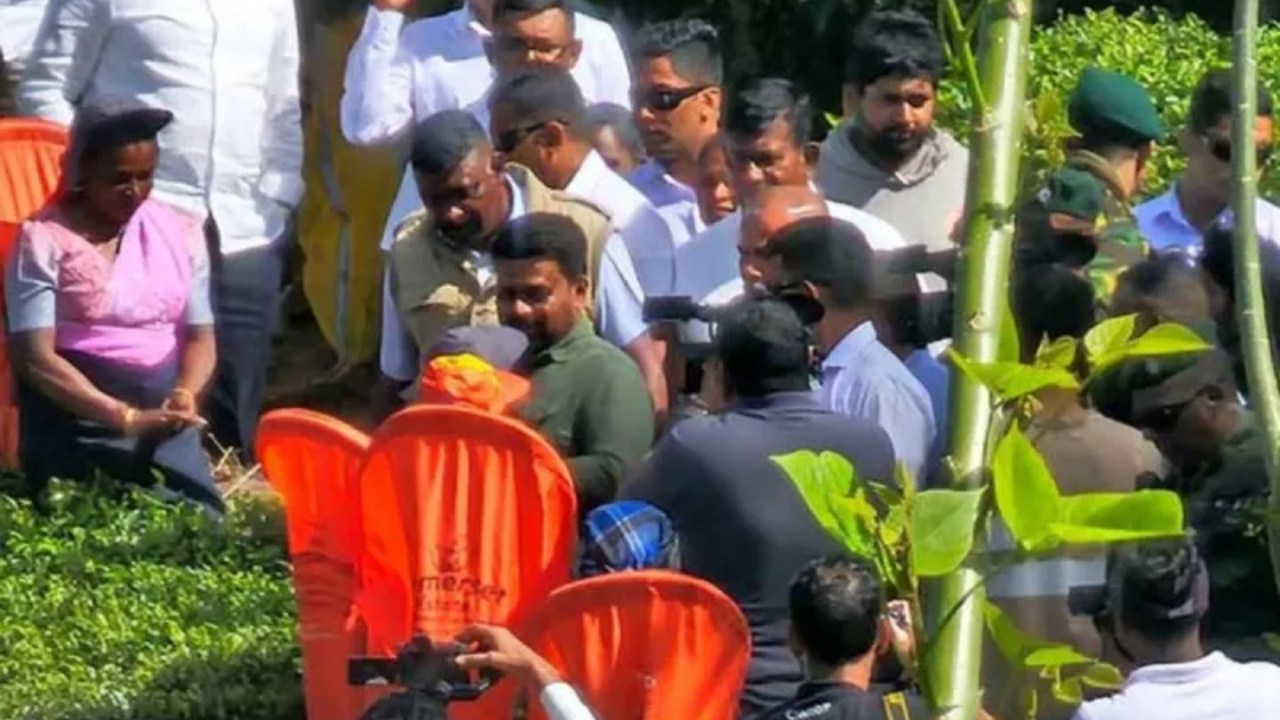 ජනපති අනුරට නානුඔය වතු සේවකයින්ගෙන් මල් මිටක්