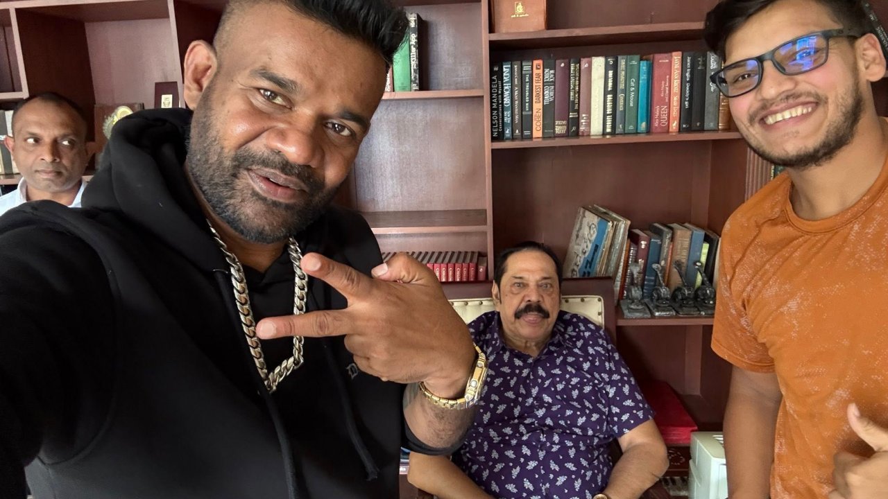 ‘මහින්ද මහත්තයා තමයි මගේ සදාකාලික දේශපාලන වීරයා..මට කොච්චර මඩ ගැහුවත් හැමදාම මම මහින්ද මහත්තයා වෙනුවෙන් පෙනී ඉන්නවා…” – ෆිල්ටි