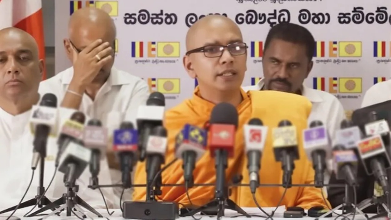 සිවුර ගැලවෙනකල් අපිට ගැහුවා එළියට ගියාට පස්සේ උඹ මට කරයි කියලා තර්ජනය කළා..කස්සප හිමිගෙන් ලොකු චෝදනාවක් 