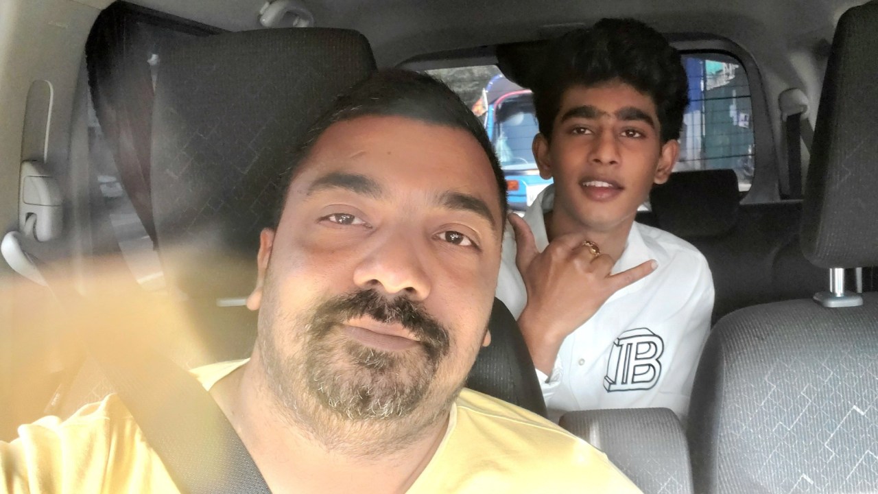 “අයියෙ මම ඇබ්බැහි වෙලා තියෙන්නෙ එක දේකටයි, බයික් වීල් කරන්න.. බයික් එකයි තෙලුයි තියෙනවා නම් මට ඒ ඇති වෙන මුකුත් ඕන නෑ..” – පියුමිගේ පුතා ගැන ෆේස්බුක් සටහනක්