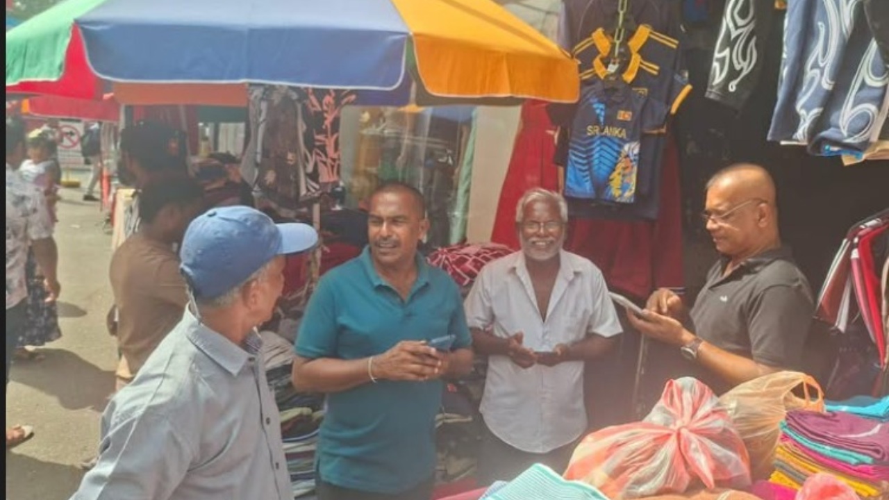 කලිසං රෙදි කෑල්ලක් ගන්න කොටුව පැත්තට ගිය ලාල් කාන්ත.. මුහුණු පොතට එක්කර තිබුණු අපූරු කතාව මෙන්න!