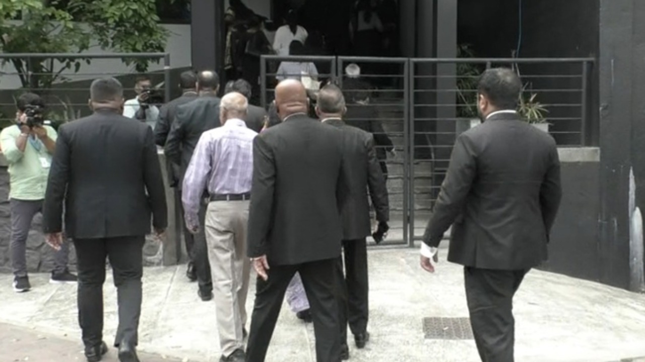 දිවයින පුරා නීතිඥවරු අධිකරණ කටයුතුවලින් ඉවතට.!