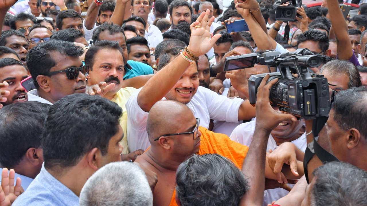 කියන ඕනෙ පරීක්ෂණයකට එන්නම් ඕනෙනම් පවුම් අනූව දාගත්ත බල්ලත් ගේන්නම්- නාමල් රාජපක්ෂ