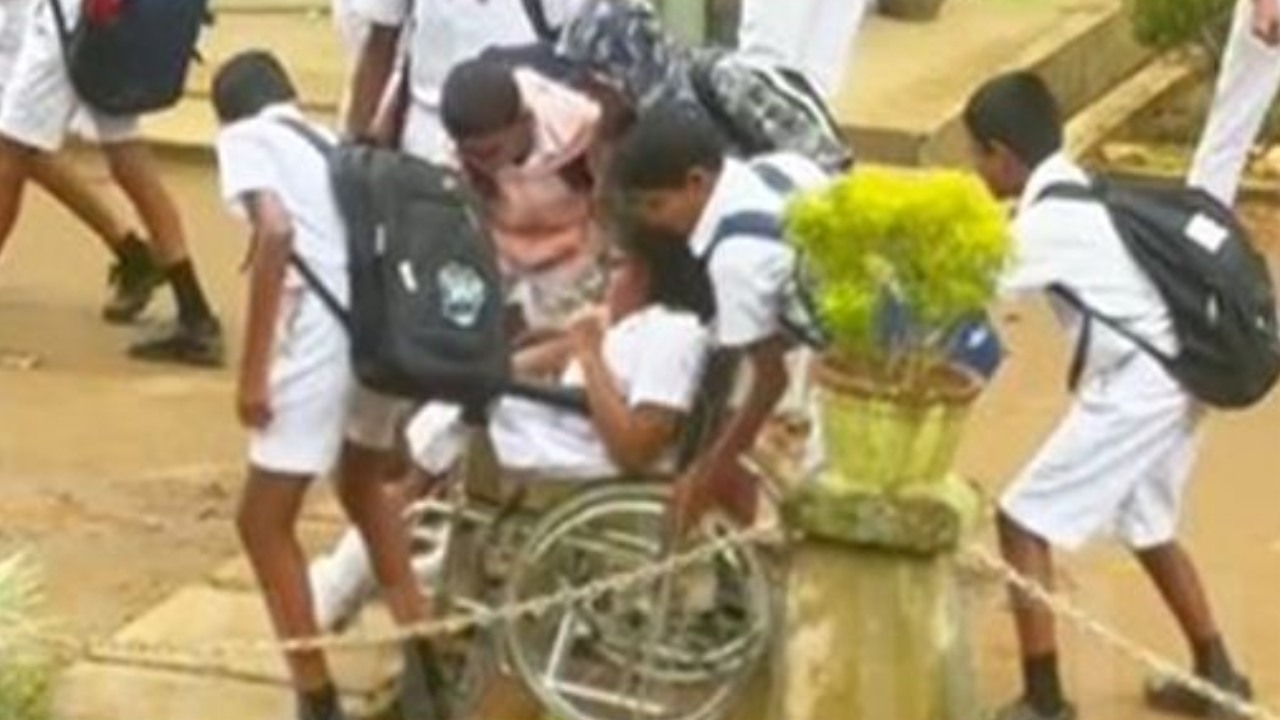 “බය වෙන්න එපා.කොහොම හරි අපි උස්සගෙන යමු..” – පාසල් මිදුලේදී හමු වූ ඒ උදාර සහෝදරත්වය