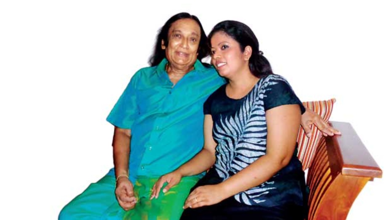  ”මම විසල් පුරුෂයෙකුට ප්‍රේම කරමි. ගීතයක සුන්දරම තනුවක් තුළ සරමි..” ”ආදර රත්නේ, මගේ ජීවන ගීතයේ රිද්මය මා හැඳින්නේ ඔබෙනි…” 