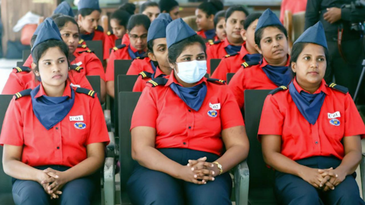 වළලු දැමූ අත්වලින් ටිකට් කඩන CTBය