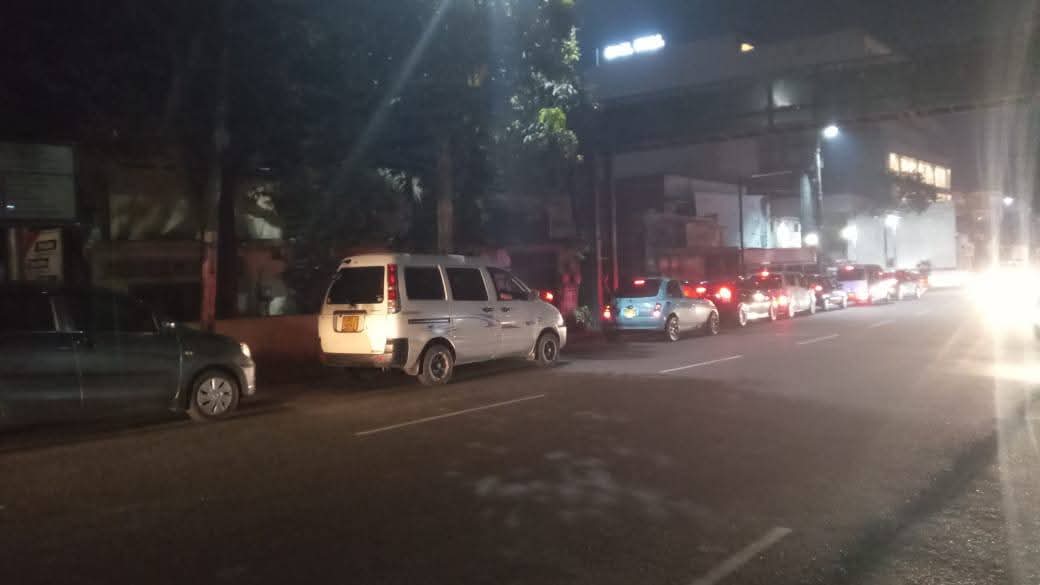 මහනුවර හැම ශෙඩ් එකකම තෙල් පෝළිම් – රථ වාහන තද බදයක් – පොලිස් ආරක්ෂාවත් දාලා