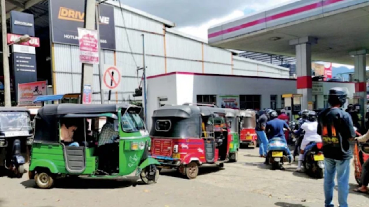 දිගු ඉන්ධන පෝලිම්.. ෂෙඩ්වලට පොලිසිය කැදවයි..