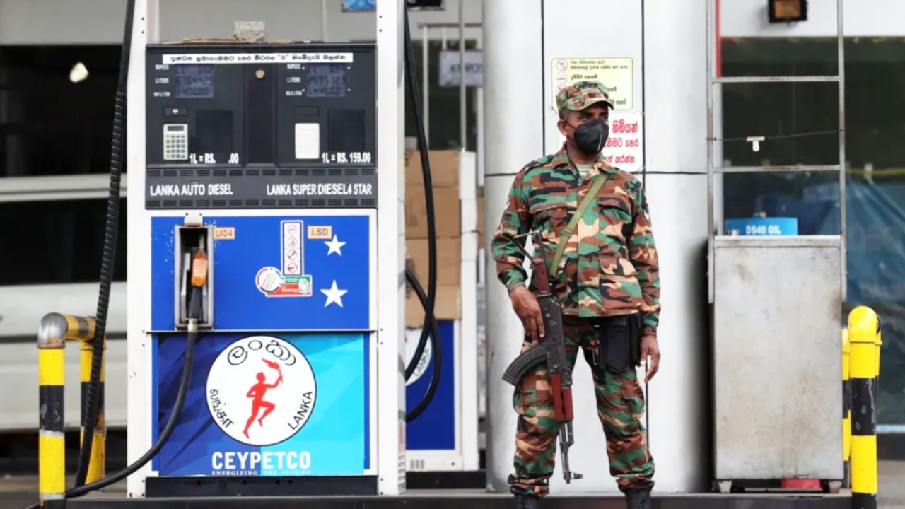 ඉන්ධන පිරවුම්හල් ආරක්ෂාවට හමුදාවත් කැදවයි – රජයෙන් ජනතාවට ඉල්ලීමක්