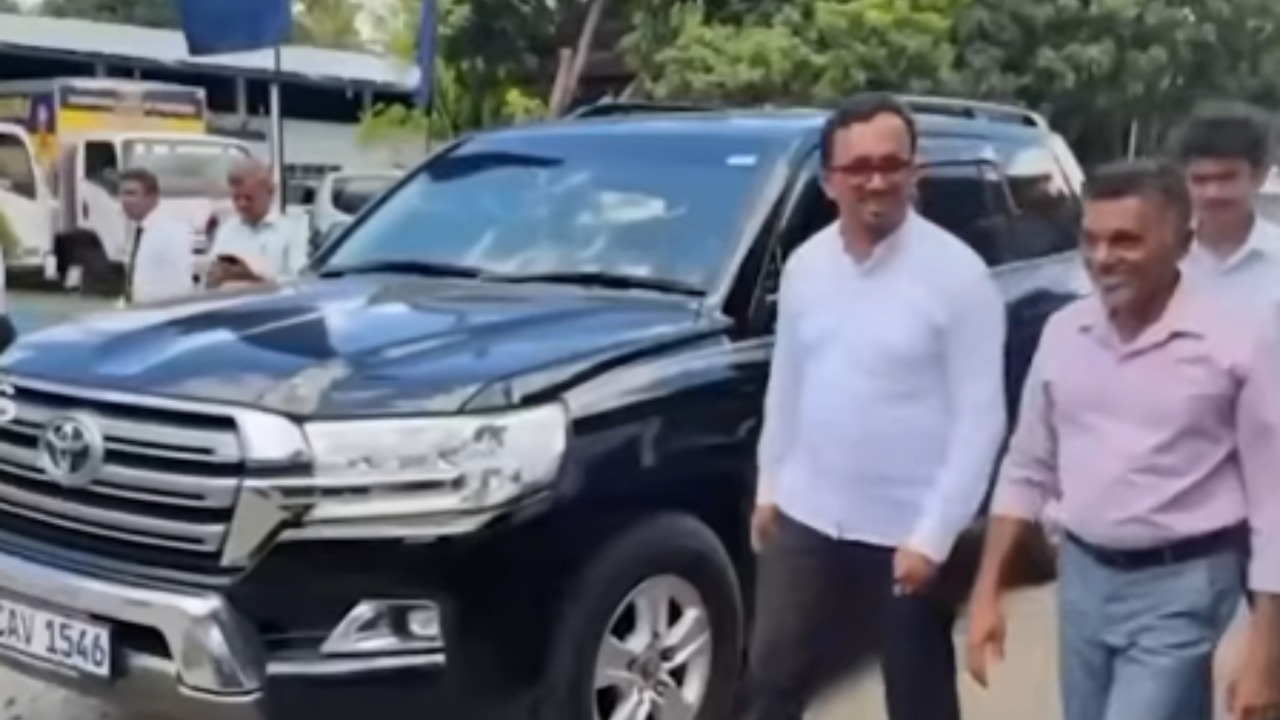 සතියක රෙදි එක පාර සෝදන්න කී හඳුන්නෙත්ති V8 රථයෙන් පොළොන්නරුවට…!