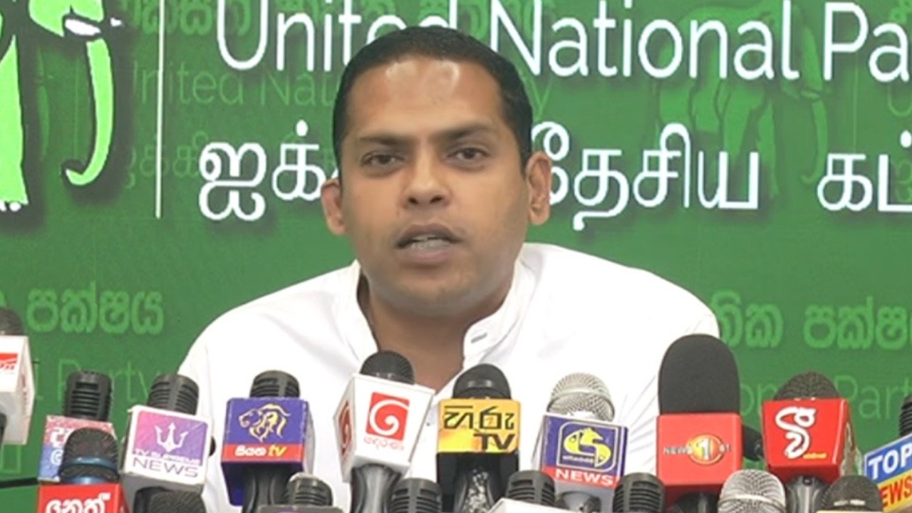 “ගෝඨාභය ඉල්ලා අස්වෙලා ගියා, මෙයාට හොයා ගන්නවත් බැරි විදියට පැනලා යන්න වෙනවා” – හරීන් ආණ්ඩුවට හොදටම දෙහි කපයි
