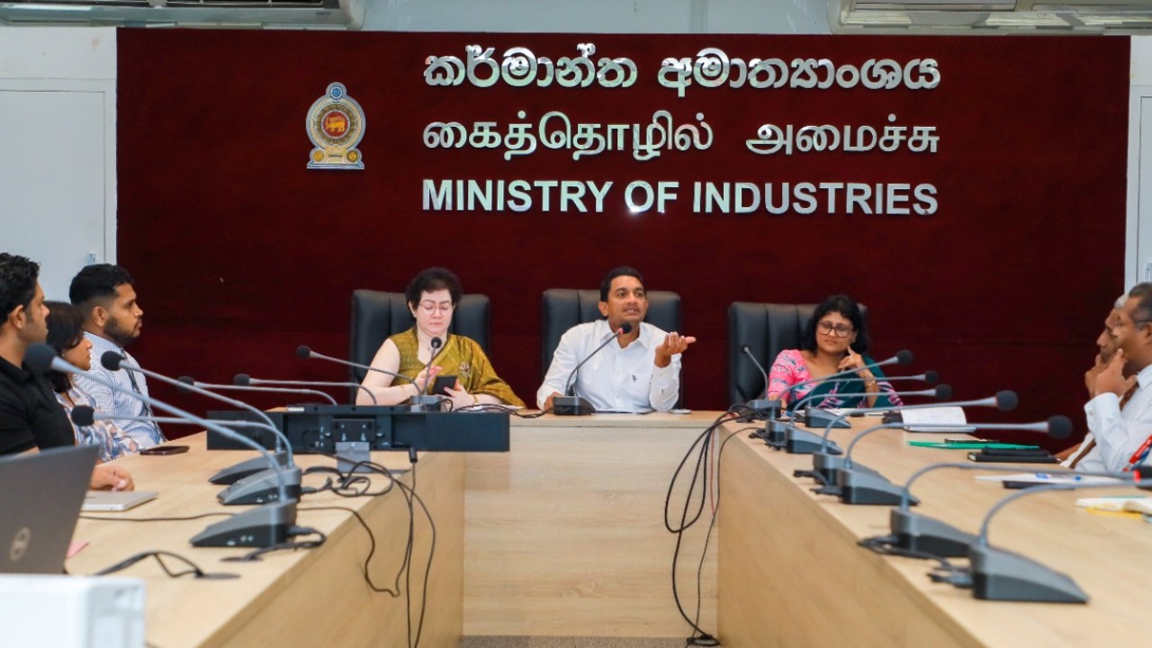 “දිට්වා” නිසා අඩපණ වූ කර්මාන්ත නඟා සිටුවීමට උරදුන් කර්මාන්ත ක්ෂේත්‍රයේ දැවැන්තයින් අගයයි