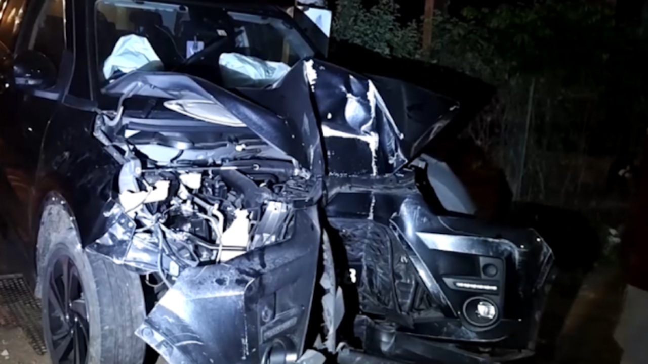 මාලිමා මන්ත‍්‍රී පැදවූ වාහනය තාප්පයක් කඩාගෙන යයි