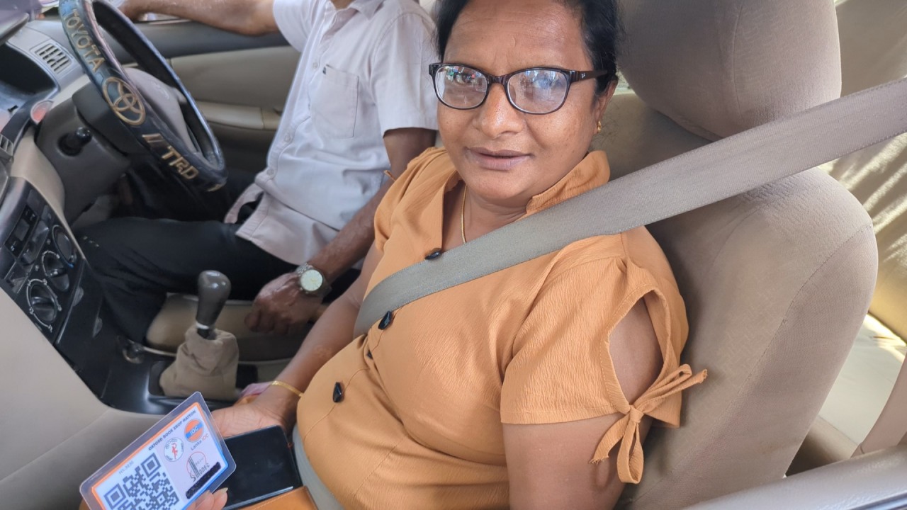 ඉස්සර වගේ මැති ඇමතිලා VIP නෑ… රටම දන්නා මාලිමා මන්ත්‍රීතුමියත් තෙල් පෝලිමේ…!