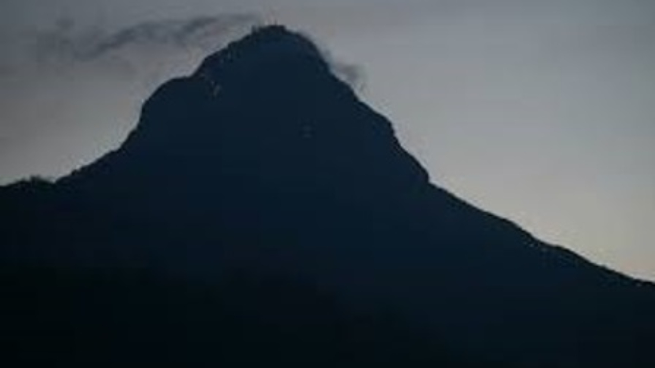 විදුලිය නැතිව ශ‍්‍රීපාදයත් කරුවලේ.. වන්දනාකරුවන්ට යනඑන මං නෑ… එළිවෙනතුරු තැන තැන දුක් විඳිති…!