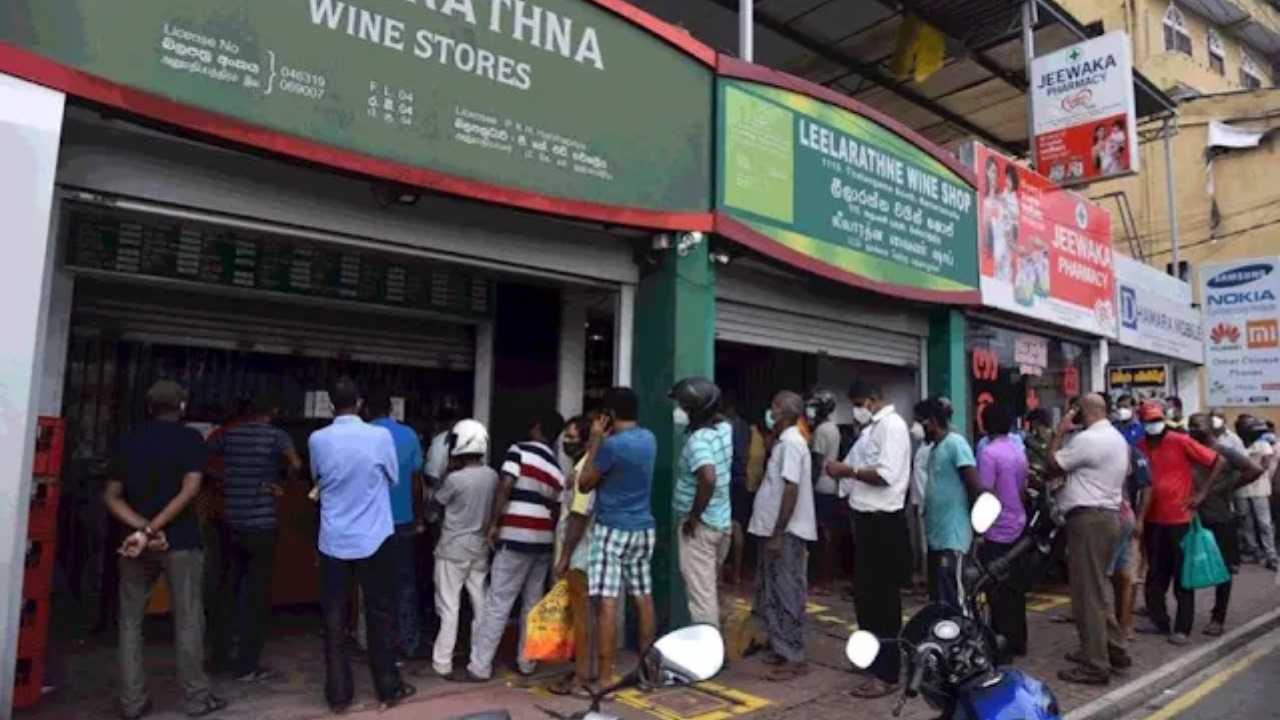 මත් ලෝලීන්ට සල්ලි නැතුවම බොන්න දෙයි – අරක්කු ණයට දෙන ක්‍රමයක්