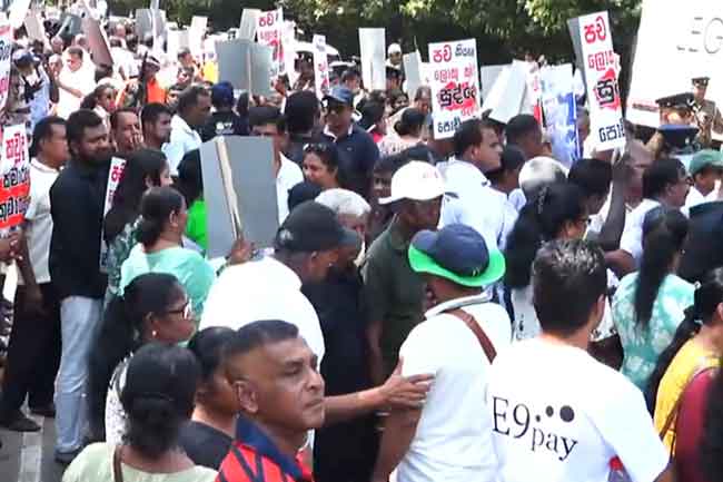 පාර්ලිමේන්තුව ඉදිරිපිට සජබෙන් විරෝධතාවක්