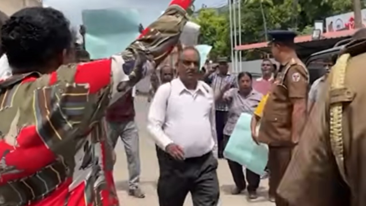 ජනතාව හූ කියා පන්නා දැමූවේ මගේ ලේකම්වරයෙක් නෙමෙයි…! – ඇමති සුනිල් හඳුන්නෙත්ති