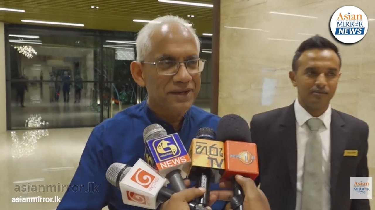 ඉස්සෙල්ලා භාර දෙන්න එපැයිනේ මුකුත් කියන්න – මාධ්‍යවේදීන් ඉරාන් වටකරගනී (VIDEO)