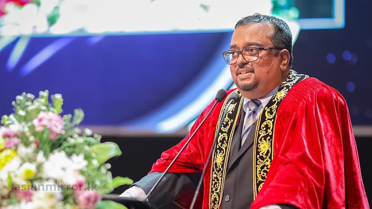 “සර්ට අපි හරි ආදරෙයි ආයේ කවදා ඒ සුන්දර හිනාව අපි දකින්නද ලෝබයි සර් අපිට..” – සරසවි ඇදුරුතුමන් ගැන මුහුණුපොතේ ලියවුණු සංවේදී සටහනක් මෙන්න