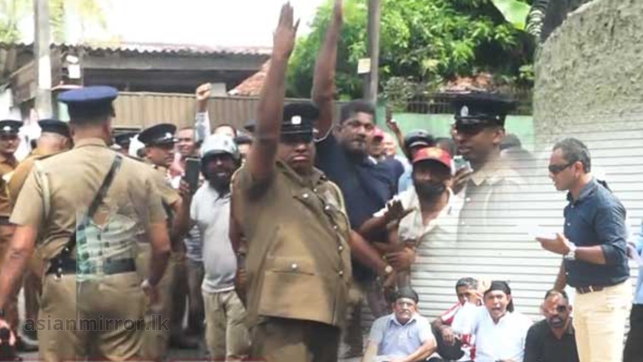 මුදල් ලේකම්ගේ ගේ ඉස්සරහ උද්ඝෝෂණ කරන්න ගිය සුගීශ්වරට බිත්තර සහ ගොමවලින් ප්‍රහාර