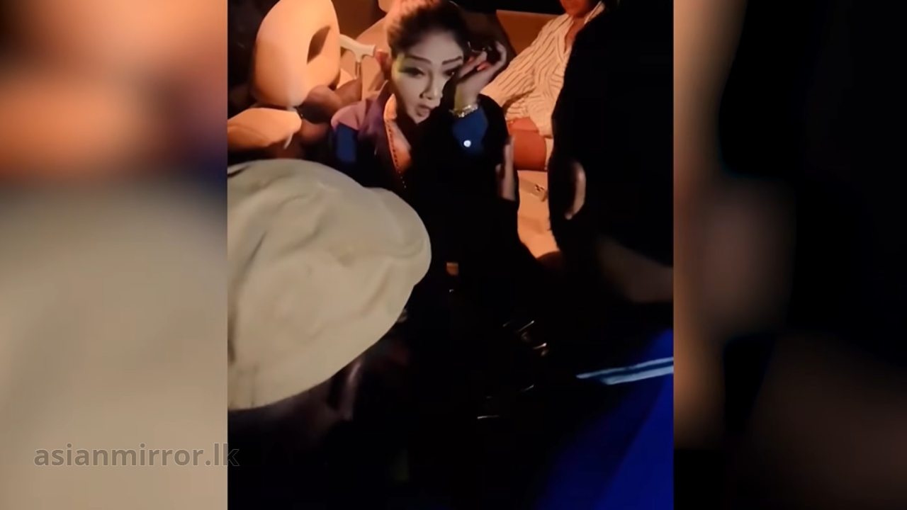 “මට සල්ලි එපා.. එක සිංදුවක් හරි කිව්වා නම් මම සල්ලි ගන්නවා…” – සංවිධායක දුන් මුදල එපා කියූ කේ.සුජීවා හැඬූ කඳුළින් කියපු දේ මෙන්න