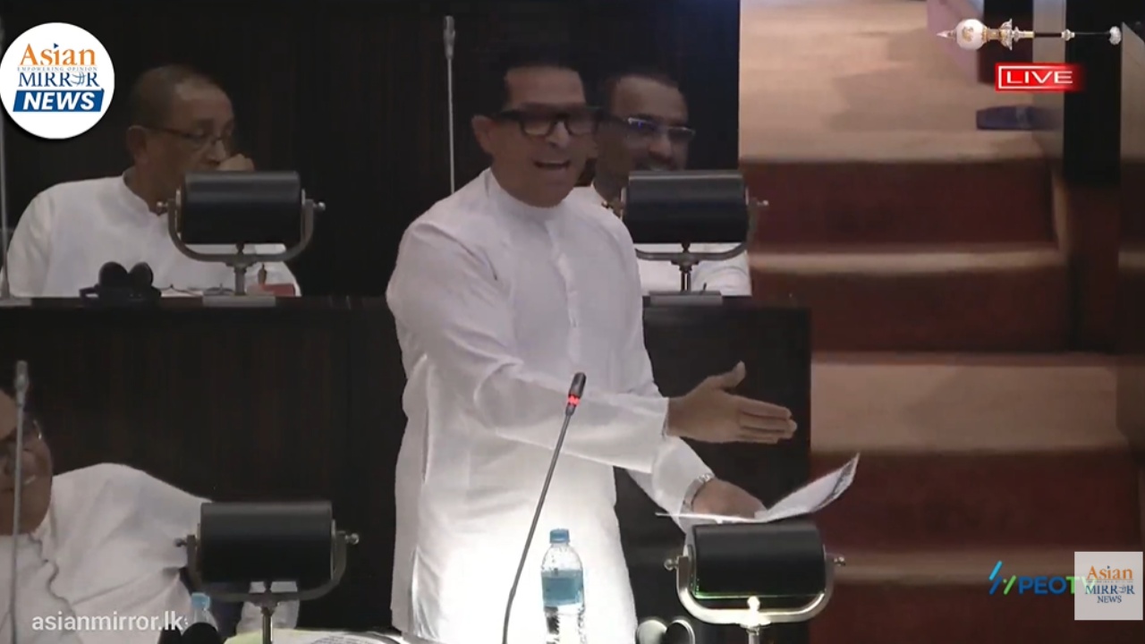 ගල් අඟුරු කෑවේ නැහැලු, එතකොට අසූචි නැව කාලා බැලුවද? – සුජීව සේනසිංහ ආණ්ඩුවට ඇඩ්‍රස් නැති වෙන්නම දෙයි