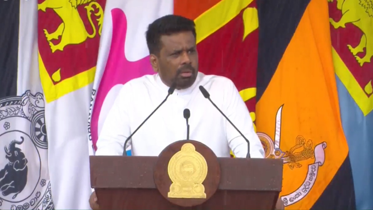 යුද්දය ලෝකය පුපුරුවනවා.. සාමය ලෝකය එකතු කරනවා.. – ජනපති රණවිරු සැමරුම් උළෙල අමතමින් කියයි