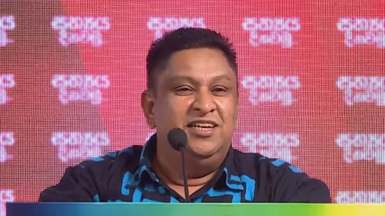 “මං දඩස් ගාලා කාමරේ ඇරගෙන ගියා කියලා මිනිහට මළ පැන්නා…කතානායක සල්ලි අච්චු ගහන්නේ කොල්ලෙක් එක්ක කතානායකගේ කාමරේ” – චාමර අදත් ආණ්ඩුවට රිදෙන්නම කිව්ව කතාව