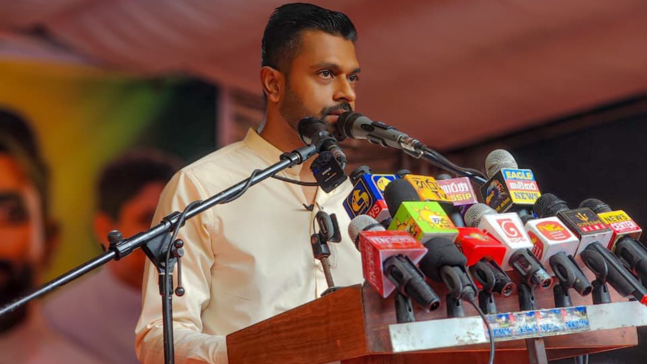 මල්වානේ නිවසට පැන්නේ ජවිපෙ අන්තරේ… පැලවත්තෙන් ගිනි තිබ්බ ඒ ගේ හදන්නෙත් ජනතා බදු මුදලින්….! – චරිත් අබේසිංහ