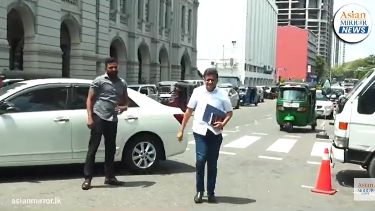 මම ගියා වගේම ආපහු එලියට එනවා – පොලිසියට උදව් කරන්න ආපු ගම්මන්පිල
