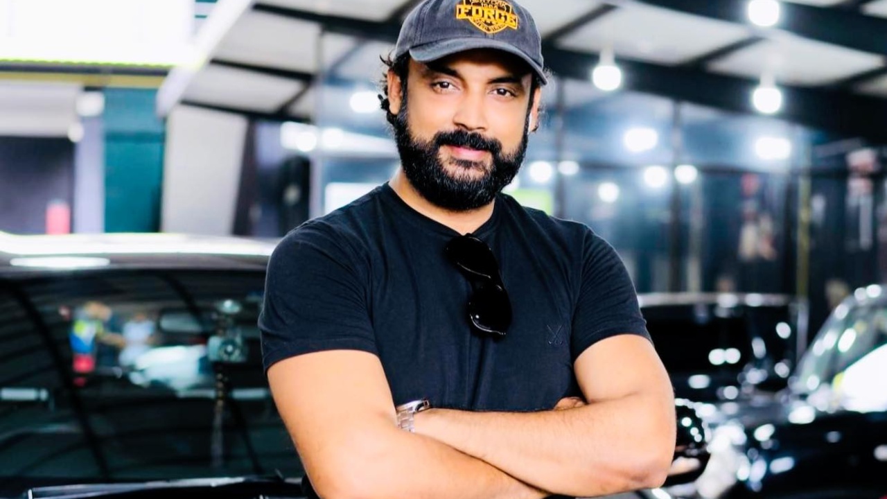 ඔයා පිල්ලයාන් බලන්න ගිය එක අපිට ප්‍රශ්නයක් තමයි. නිකම් යන්න මල්ලි යන්න – ගයාන් වික්‍රමතිලක නාමල්ට කියයි