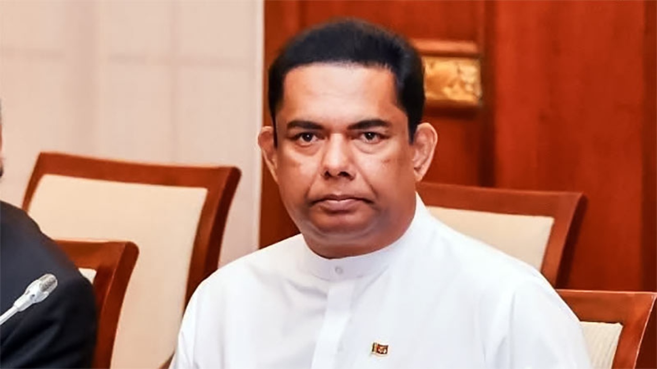 උගන්ඩාවෙන් ඩොලර් ගේන්නම් කියලා ආවේ… අන්තිමේ භාණ්ඩාගාරේ ඩොලර් ටිකත් උස්සලා… L බෝඩ් ආණ්ඩුවකට මීට වඩා දෙයක් බෑ…! – ගයන්ත