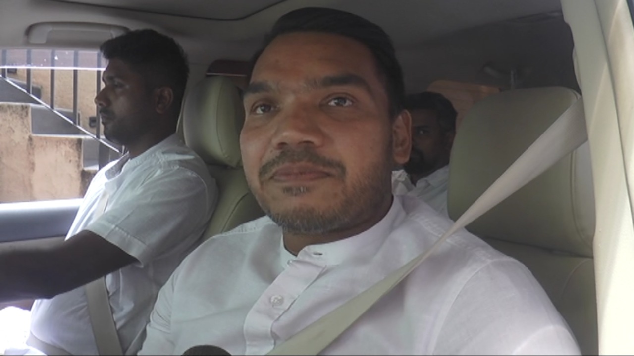එන්න කියන ඕන වෙලාවක මහින්ද මහත්තයා එනවා, ආණ්ඩුව දැන ගන්න ඕනේ බය කරලා මේ ගමන යන්න බැහැ කියලා – නාමල්
