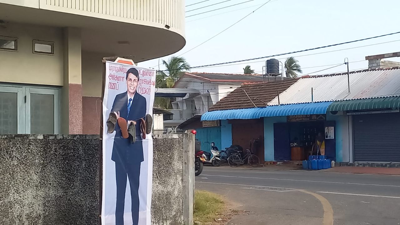 හැමතැනම වලි දාගන්නා අර්ච්චුනාට සෙරෙප්පු මාලයක් – ලැජ්ජාව පැත්තක තියලා සෙරෙප්පු මාලේ දාපු බැනර් එක වාහනේට දාන් යයි