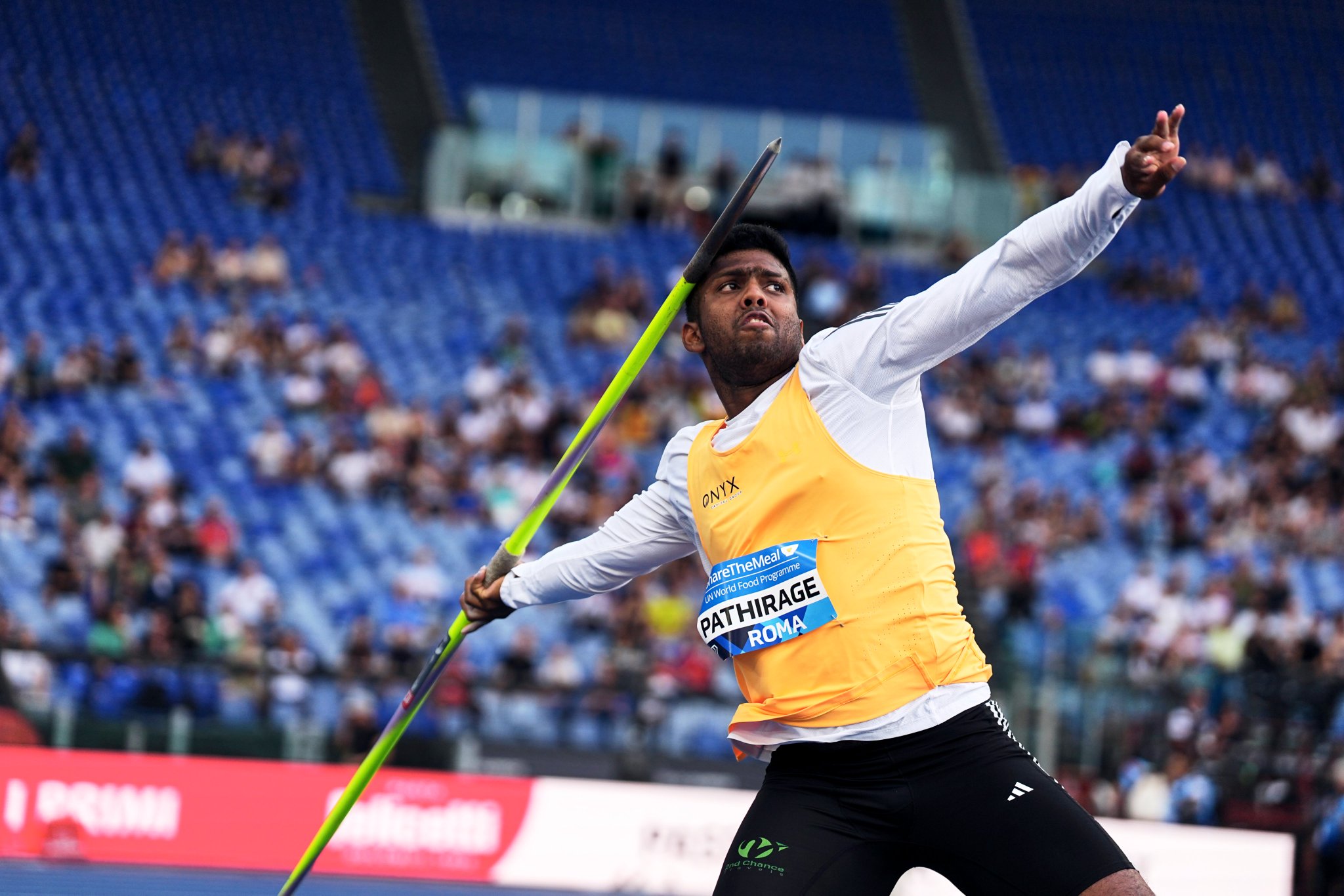 ලෝකයේ පෙරට යන රුමේෂ් තරංග 