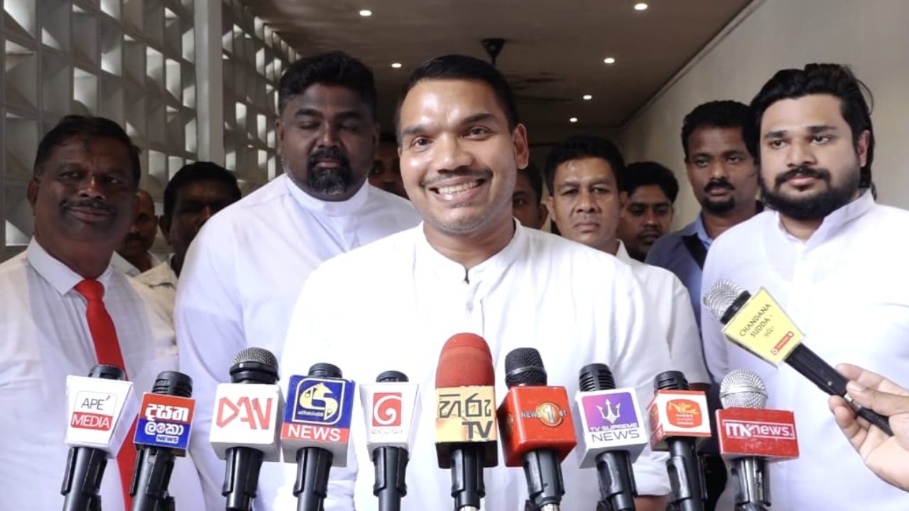 ඩෙංගු රෝගියෙක් ඉන්නවා ඇවිල්ලා දුම් ගහන්න කිවුවම ප්‍රාදේශීය සභාවෙන් කියනවා එක රෝගියෙක් හිටියට මදි අඩුම තරමේ රෝගීන් දහයක්වත් ඉන්න ඕනේ දුම් ගහන්න කියලා – නාමල්