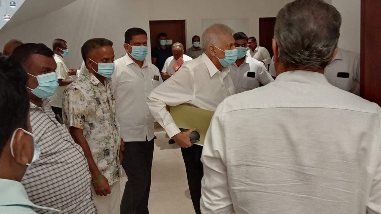 දේශපාලන පෙරළියක් – හිටපු ජනපති රනිල්ගේ ප්‍රධානත්වයෙන් එජාප කෘත්‍යාධිකාරී මණ්ඩලය හදිසියේ රැස්වූ හේතුව