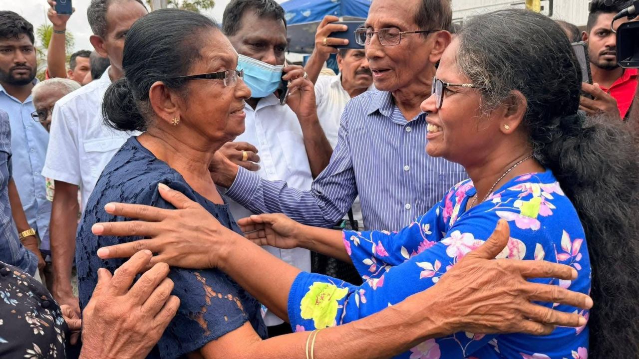 උණුසුම මැද සත්‍යග්‍රහයට ආපු සලේගේ අම්මා ලොක්කෝ ඔක්කොගෙම පැටිකිරි එළියට අදියි