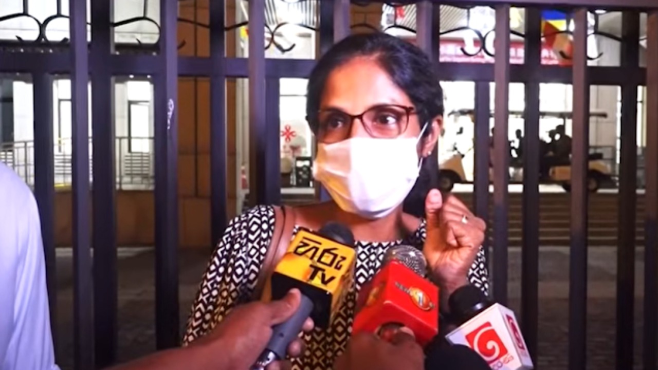 මහත්තයට අමාරුයි.. හදිසි ප‍්‍රතිකාර ඒකකයේ.. අත් දෙකටම සේලයින් ගහලා..- රෝහලේ සිට බිරිද කියයි..
