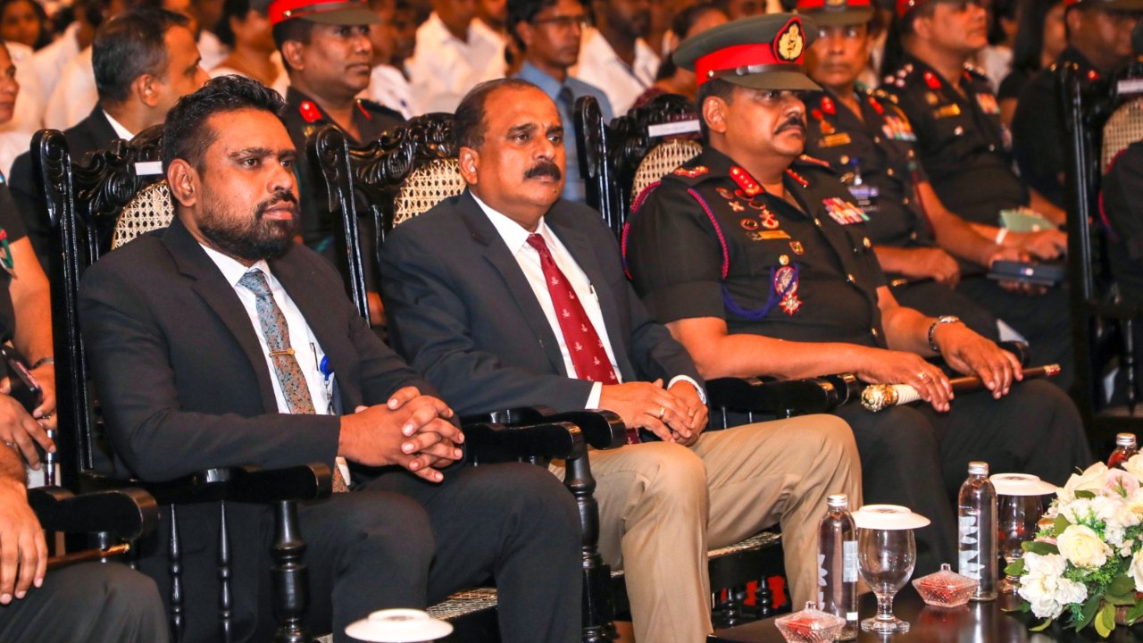 යුද්ධ හමුදා සිවිල් සේවකයින්ට ස්ථිර පත්වීම් ලිපි පිරිනැමීම ආරක්‍ෂක නියෝජ්‍ය අමාත්‍යවරයාගේ ප්‍රධානත්වයෙන්